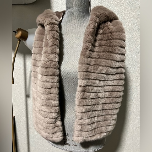 Pink Sophie Women's Faux Fur
Hooded Vest - Size Small Excellent condition - Picture 2 of 8
